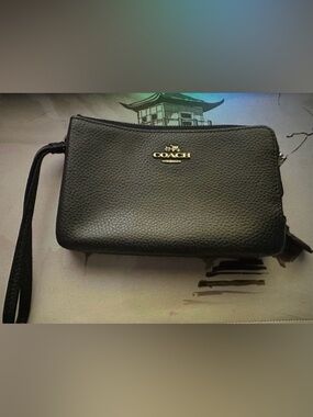 COACH Double Zip Wristlet Cardholder Wallet Black Pebbled Leather Gold Hardware